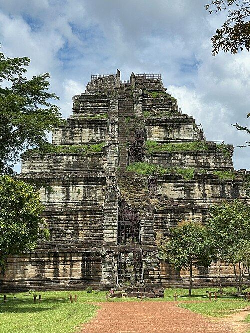 Ступенчатая пирамида Prasat Thom в Кох Кере