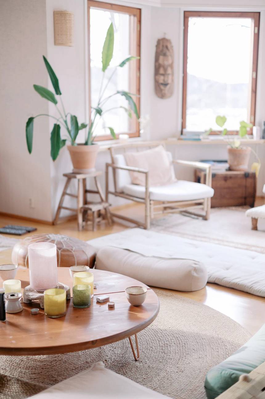 The shared room with candles, plants and soft mattresses
